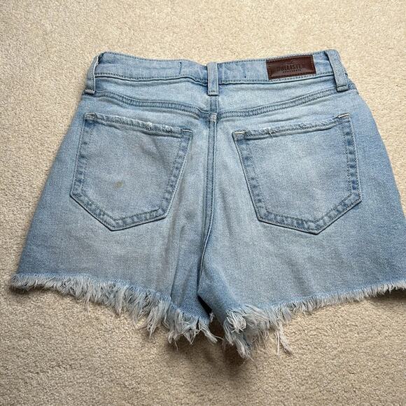 Hollister: Ultra High-Rise Mom Short 3” Light Wash - Picture 2 of 5